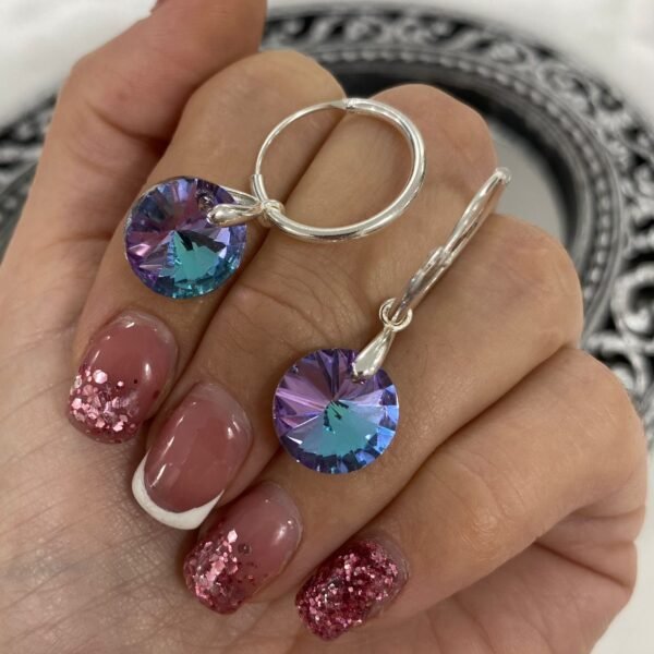a argollas clasicas 1.5cm con dije cr boton lila